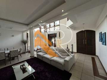 Imperdível - À venda casa duplex dentro de condomínio, com 05 quartos, sendo 04 suítes, com 563 m² de área construída e 1035 m² de terreno em Camboinhas - Região Oceânica de Niterói/RJ. - NTCN50013