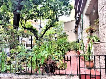 Imperdível - Reformado. Apartamento duplex. 2 salas, varanda, 4 quartos, 1 suíte com hidromassagem, armários, cozinha planejada, garagem para até 3 carros, amplo jardim e entrada privativa! - JBT43199