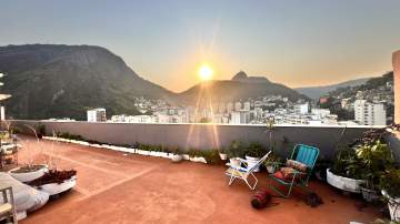 Cobertura a venda em Copacabana, 4 quartos, lavandaria e amplo terraço. - JBC52691