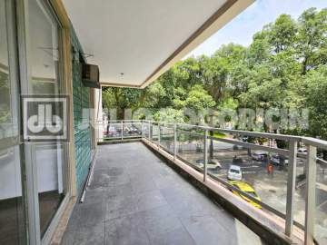 Oportunidade - Laranjeiras! Prédio com infraestrutura de lazer, varandão, dois quartos, sendo um suíte com varanda, dependência completa. Vaga escriturada! - JBF29107